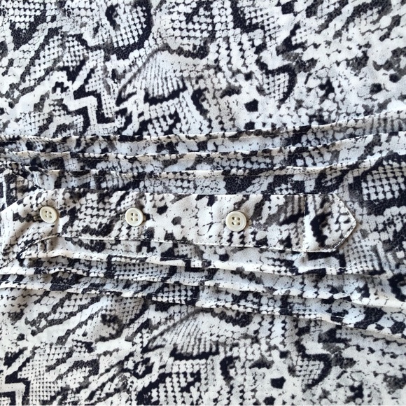 Vince Camuto White/Gray Snake Skin Animal Print Blouse Shirt Women’s Size XL - Picture 16 of 16